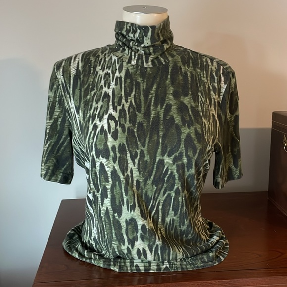 St .John Sport short sleeve with mock neck and black embellished studs. - Picture 6 of 8